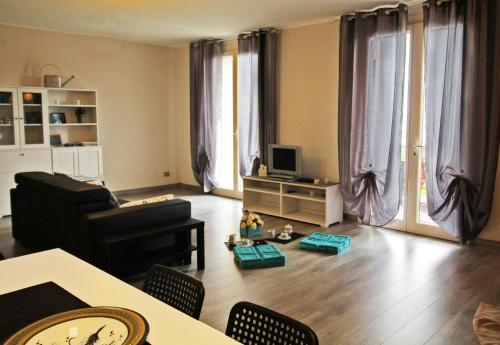 a living room with a couch and a tv at Appartamento alle Rive in Salò