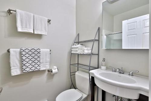 キリングトンにあるHeavenly K new luxury two family house with hot tubの洗面台、トイレ、鏡のあるバスルーム