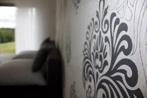 a room with a bed and a wall with a curtain at Lessing31 in Schotten