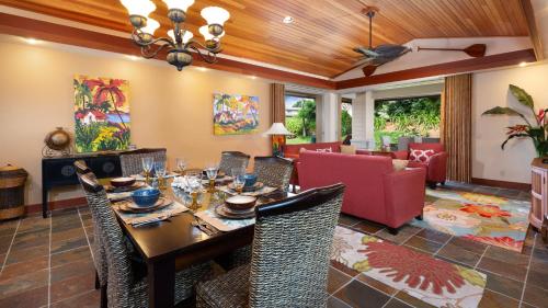 a dining room with a table and chairs at ❤PiH❤ Hale Kanani Hilton Resort PassesFully Detached HomeBeach Gear Bikes in Waikoloa