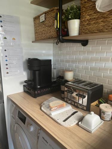 Dapur atau dapur kecil di Lg Qs Rm Private Luxury Bathrm Strictly NON SMOKERS and Genuine Travellers ONLY over 25