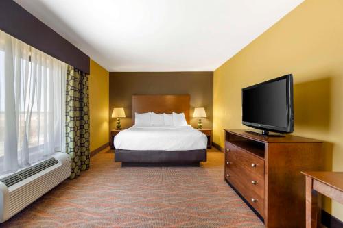 Кровать или кровати в номере Best Western Plus Tupelo Inn & Suites
