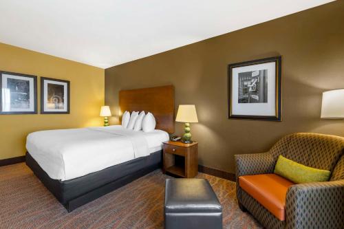Кровать или кровати в номере Best Western Plus Tupelo Inn & Suites