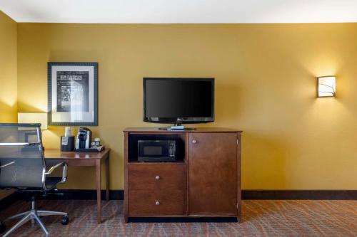 Телевизор и/или развлекательный центр в Best Western Plus Tupelo Inn & Suites