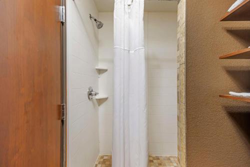 Ванная комната в Best Western Plus Tupelo Inn & Suites