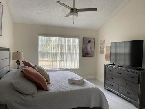 Postel nebo postele na pokoji v ubytování Grand Luxury 3BR Penthouse near Disney Parks