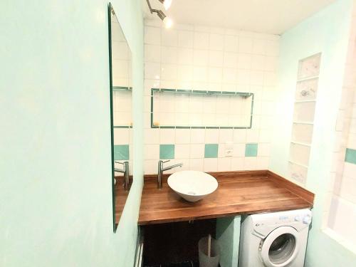 une salle de bain avec un lavabo et une machine à laver dans l'établissement Appartement cosy 2 pièces à Plagne Centre, proche pistes et commerces - FR-1-351-231, à La Plagne Tarentaise