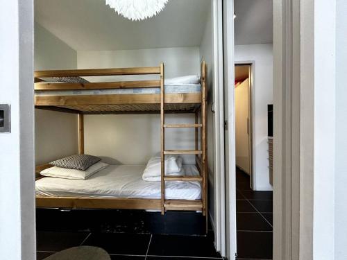- un couloir avec 2 lits superposés dans une chambre dans l'établissement Appartement cosy 2 pièces à Plagne Centre, proche pistes et commerces - FR-1-351-231, à La Plagne Tarentaise