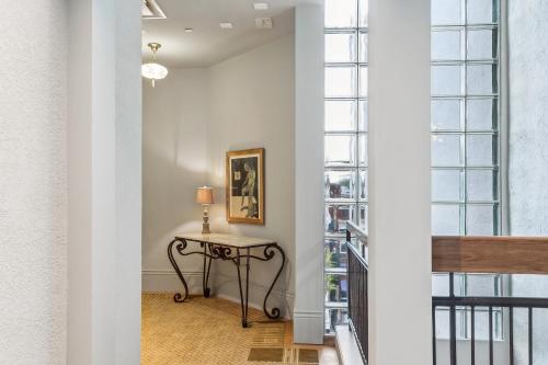 pasillo con mesa y ventana en Hotel Perle, en Nueva Orleans