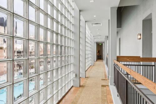 un pasillo con una pared de ventanas de cristal en Hotel Perle, en Nueva Orleans