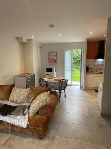 un salon avec un canapé et une table dans l'établissement Maisonnette secteur Monastère De Brou proche Centre, à Bourg-en-Bresse