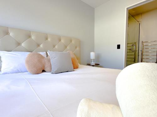 Ένα ή περισσότερα κρεβάτια σε δωμάτιο στο Charming 1BR Retreat next to UC