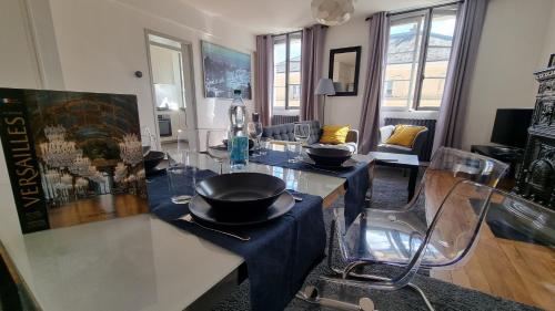 - un salon avec une table et des bols dans l'établissement Le 16 - Versailles Château, à Versailles