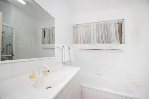 Ένα μπάνιο στο Castaway on King George