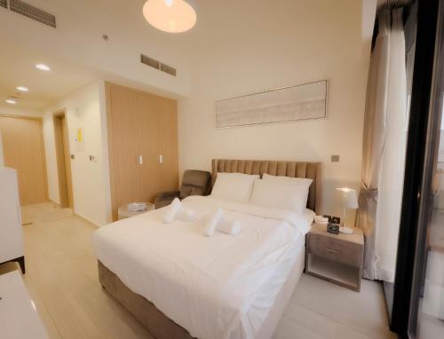 Lavish Studio Pool Gym, Balcony, Netflix Fast Wi-Fi