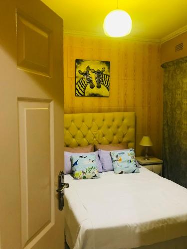 Ένα ή περισσότερα κρεβάτια σε δωμάτιο στο Ekhaya Sun Hotel