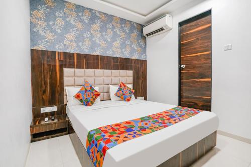 Postel nebo postele na pokoji v ubytování FabHotel Elvis Inn - Nr Mumbai International Airport