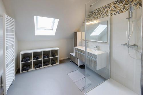 un bagno con lavandino e doccia di Maison chauvet 4 epis 10-12 pers aux monts-verts a Le Bacon