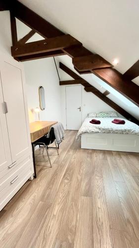 une chambre avec un lit et un bureau dans l'établissement Family-Friendly Duplex - NEAR CENTER - FREE PARKING - WIFI, à Colmar