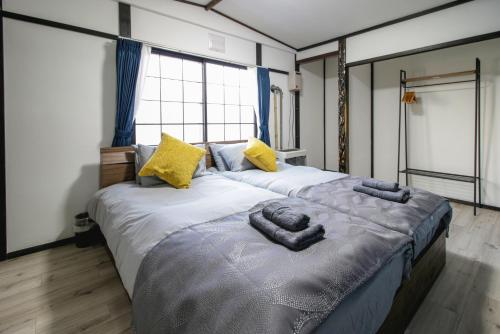 Una cama o camas en una habitación de Harrison