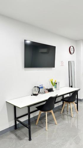 TV a/nebo společenská místnost v ubytování S9 Hotel Samutsakhon เอสไนน์โฮเทล สมุทรสาคร