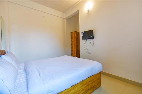 Postel nebo postele na pokoji v ubytování FabHotel Tiru Residency