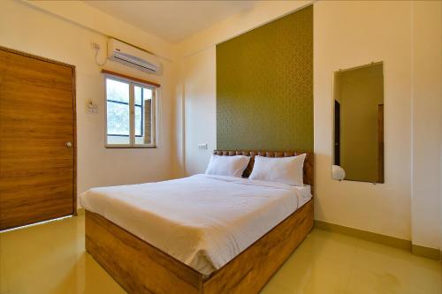 Postel nebo postele na pokoji v ubytování FabHotel Tiru Residency