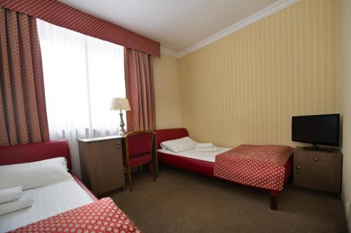 Ένα ή περισσότερα κρεβάτια σε δωμάτιο στο Motel Łużycki & Restauracja