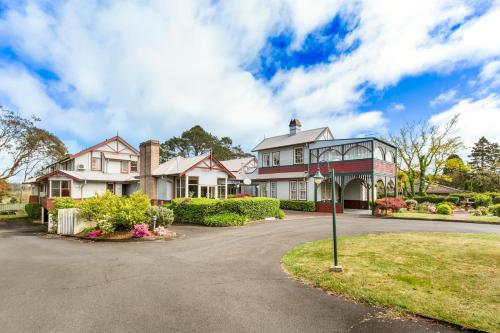 a large house with a driveway at La Maison Boutique Hotel in Katoomba