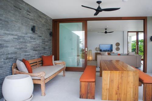 Ein Sitzbereich in der Unterkunft Selong Selo Resort and Villas