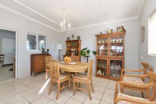 a dining room with a table and chairs at Hugo Haven in Bredasdorp