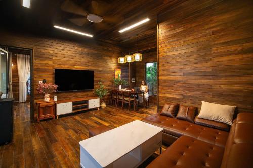 a living room with a couch and a television at Mimi's House Sóc Sơn - Venuestay in Ấp Ðông Ðô