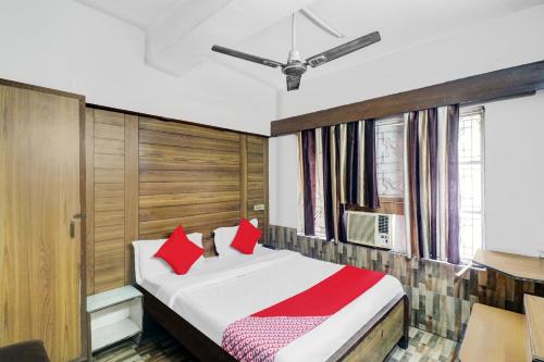 Postel nebo postele na pokoji v ubytování Hotel O Crown Continental