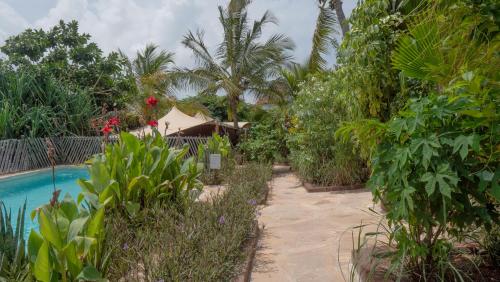 Kolam renang di atau dekat dengan Nyumbani Residence Suites