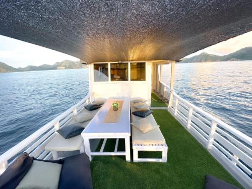 un bateau avec une table et des chaises sur l'eau dans l'établissement KLM Senayla, à Labuan Bajo