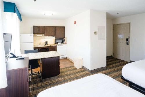 a small kitchen and living room in a hotel room at MainStay Suites Knoxville Airport in Alcoa