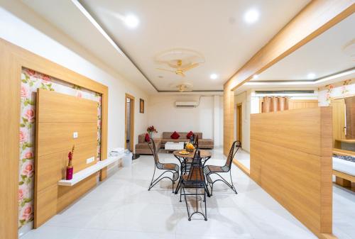 a dining room with a table and chairs at Hotel Royal Palace in Sāgar