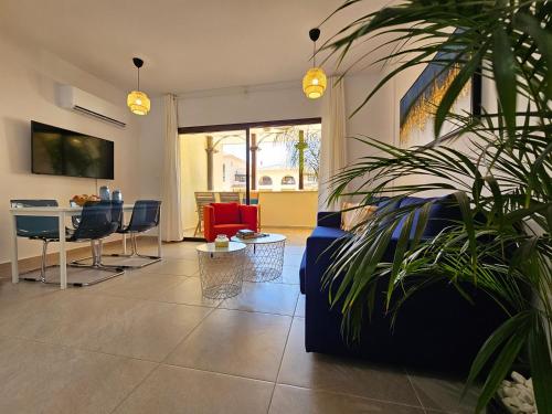 Μια τηλεόραση ή/και κέντρο ψυχαγωγίας στο Seaside Modern Flat with Pool Queens Gardens 211