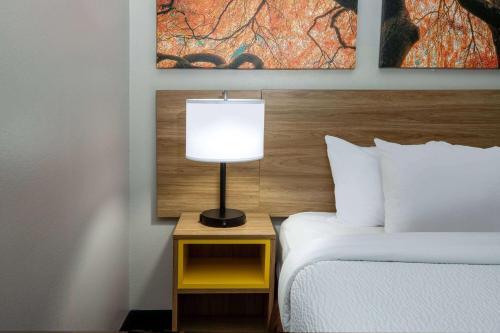 Кровать или кровати в номере Days Inn by Wyndham Baton Rouge I-10