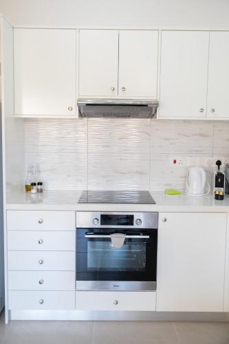 Η κουζίνα ή μικρή κουζίνα στο Seaside Modern Flat with Pool Queens Gardens 211