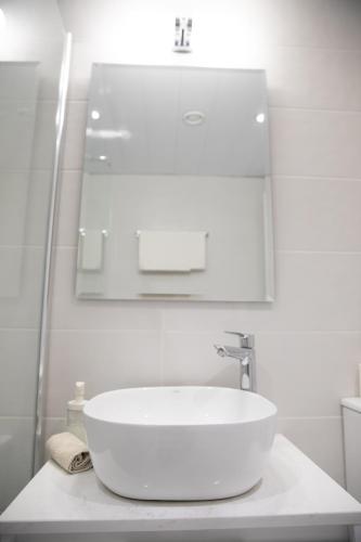 Ένα μπάνιο στο Seaside Modern Flat with Pool Queens Gardens 211