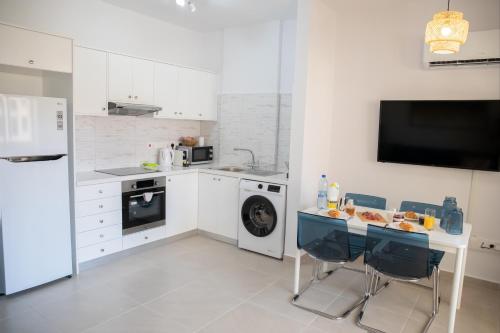Η κουζίνα ή μικρή κουζίνα στο Seaside Modern Flat with Pool Queens Gardens 211
