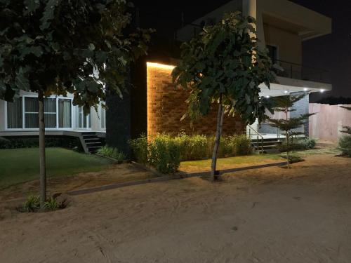 Taman di luar Abhikram Homes