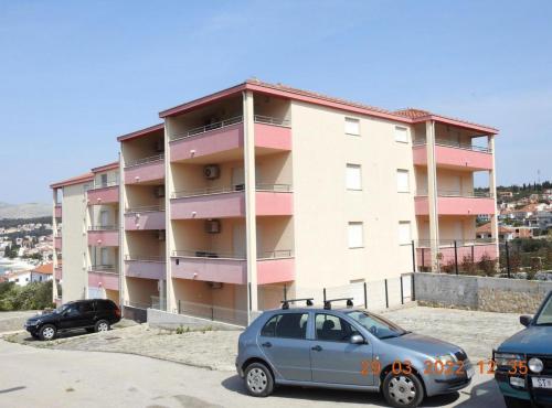 Expansive Ciovo Apartment with Sea-Views, Balcony and Outdoor Dining