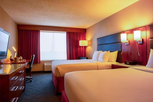 Postel nebo postele na pokoji v ubytování Radisson Hotel & Suites Fort McMurray