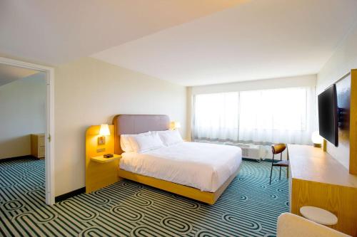 Katil atau katil-katil dalam bilik di Doubletree By Hilton Clarksville Riverview