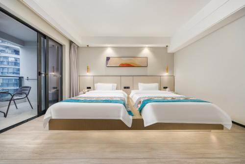 Postel nebo postele na pokoji v ubytování YC Hotel Haikou