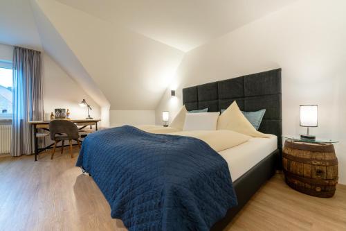 Postel nebo postele na pokoji v ubytování Sperber Bräu - 3-Sterne-Superior Hotel mit Gasthof und eigener Brauerei - kein Ruhetag