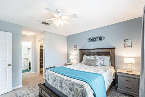 una camera da letto con un letto e un ventilatore a soffitto di Surfside Cottage - Charming Quiet 3BD 2BA House - Private Beach Access, Close to Navarre Beach & Gulf Breeze Zoo a Gulf Breeze