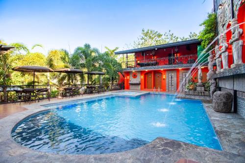 een groot zwembad voor een gebouw bij Siam Oasis Resort in Calamba